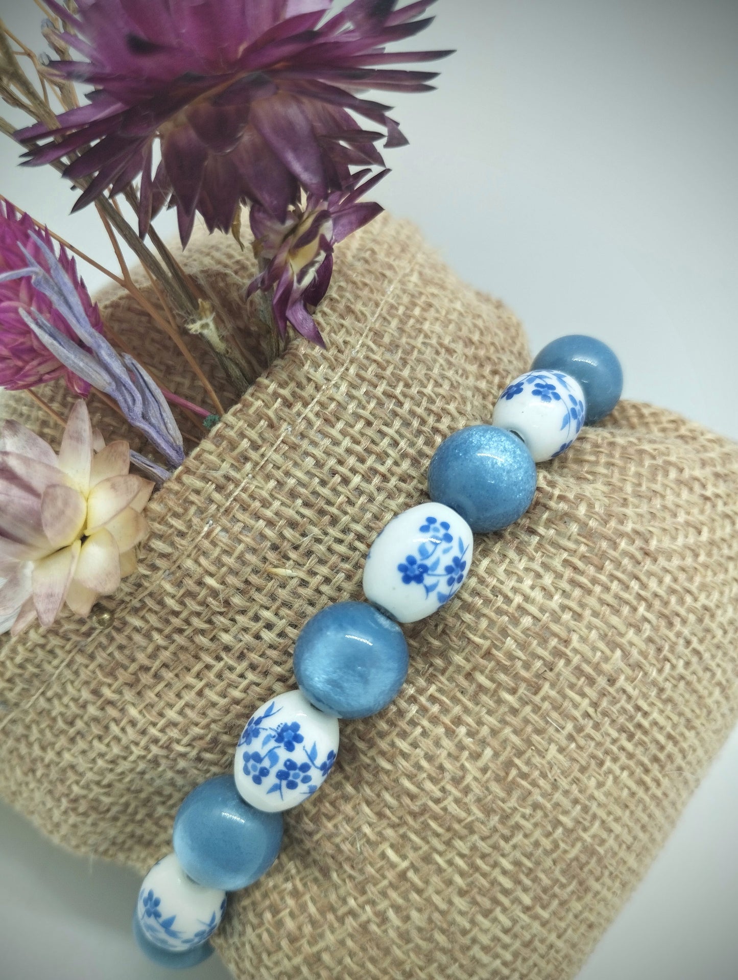 Armbandje met leuke retrokralen flowers