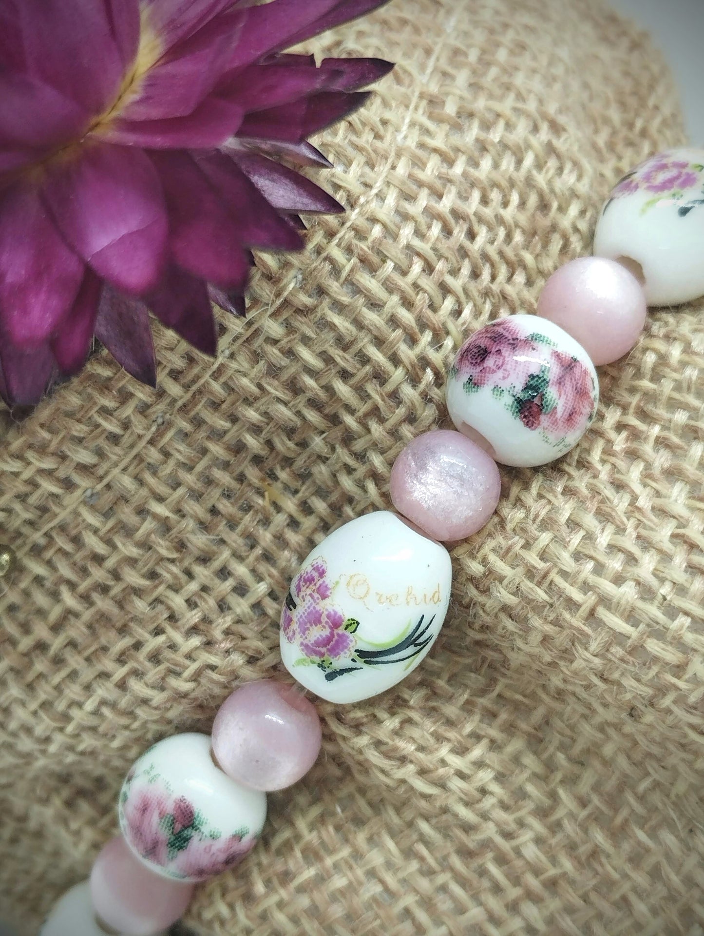 Armbandje met leuke retrokralen flowers