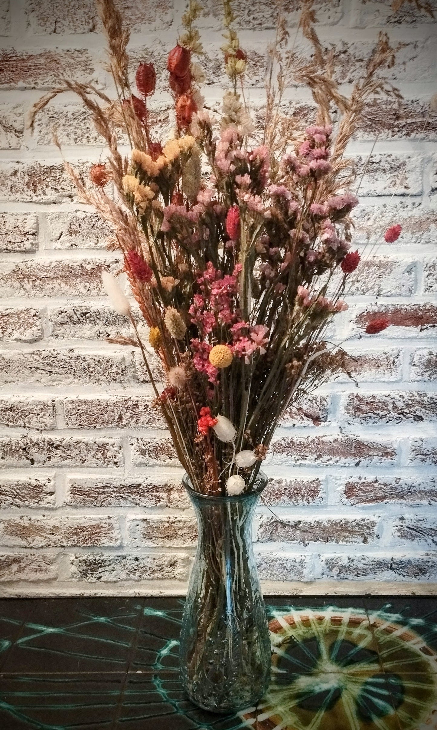 Droogbloemen in kleurrijke vaas